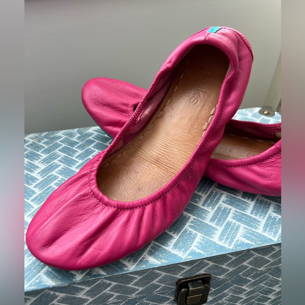TIeks Fuchsia size 8 GUC